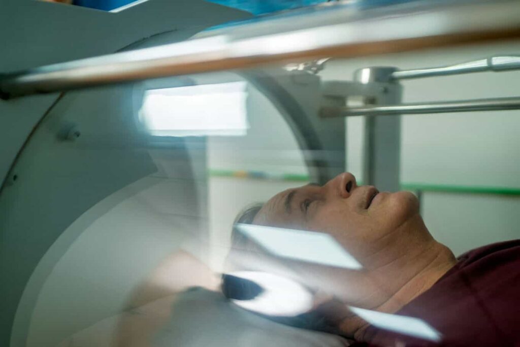 starszy mężczyzna w komorze hiperbarycznej