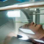 starszy mężczyzna w komorze hiperbarycznej