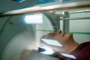 starszy mężczyzna w komorze hiperbarycznej